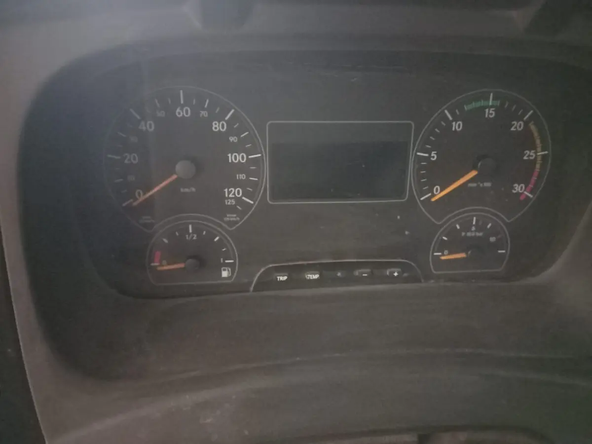 LOTE 002 - Lote de veículos englobados (caminhões e kombi)