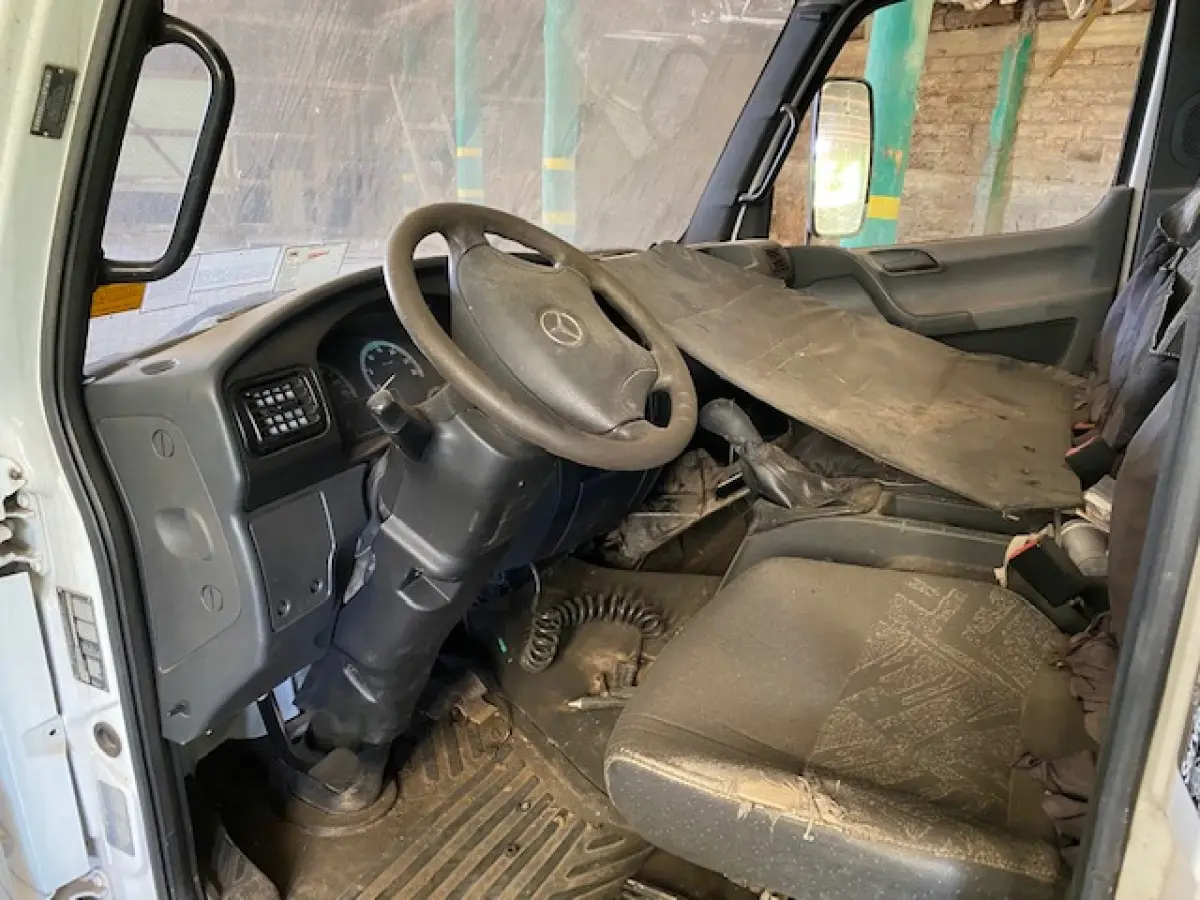 LOTE 002 - Lote de veículos englobados (caminhões e kombi)