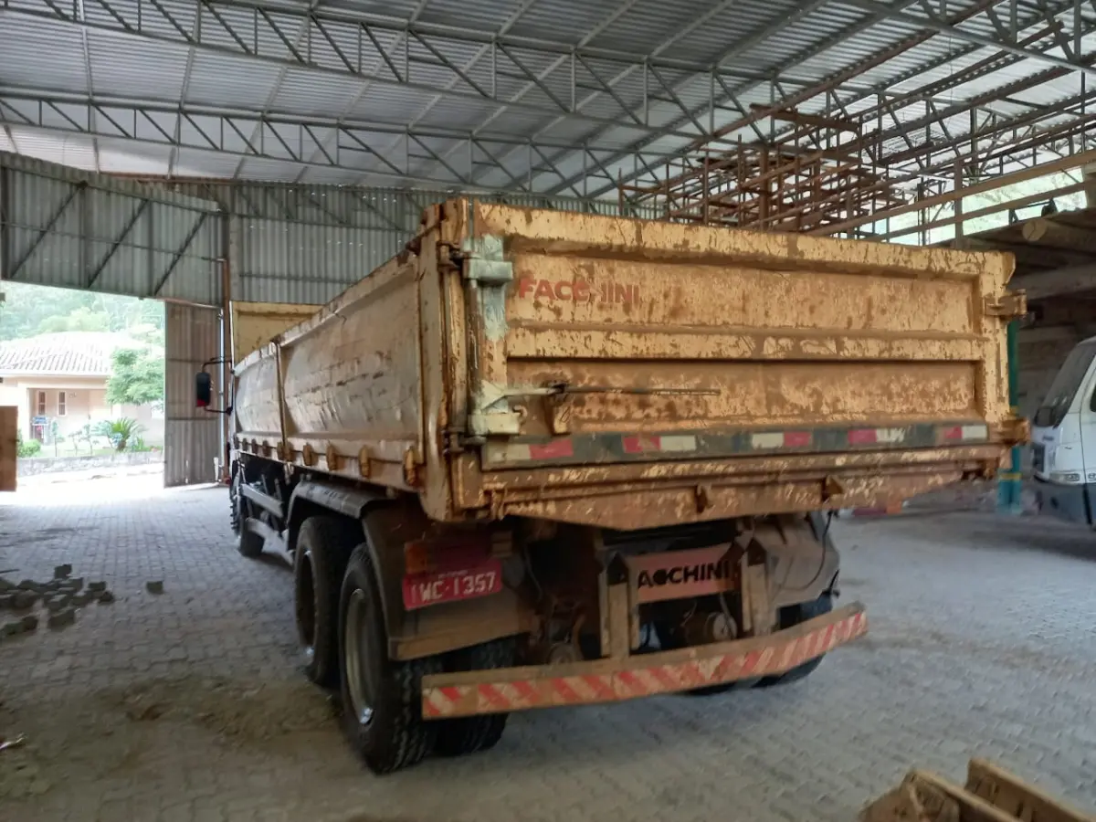 LOTE 002 - Lote de veículos englobados (caminhões e kombi)