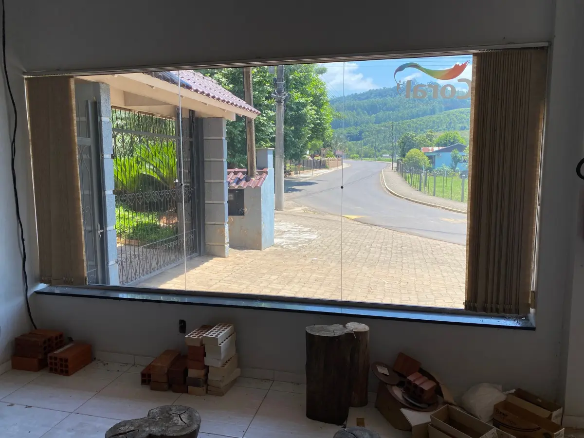 LOTE 001 - Imóvel urbano com área de 632,20 m2, Consta averbada a área de 587,53 m2, para fins comerciais