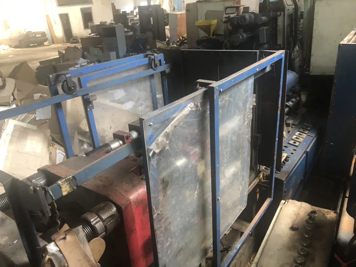 LOTE 005 - Injetora menor