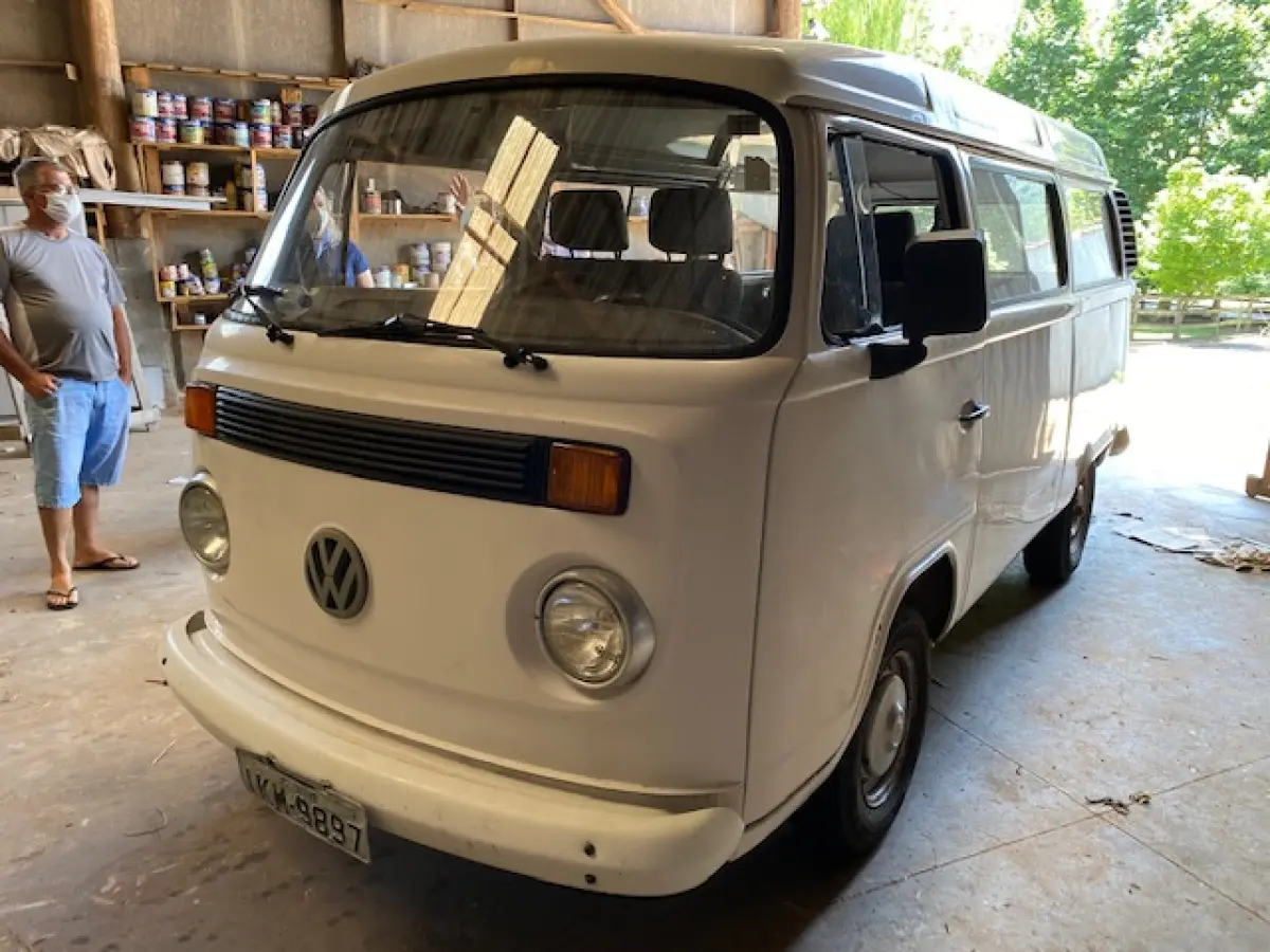 LOTE 002 - Lote de veículos englobados (caminhões e kombi)