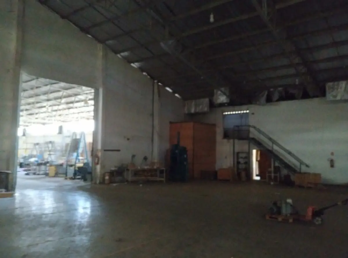 LOTE 001 - PAVILHÃO INDUSTRIAL BEM CONSTRUÍDO E FINAMENTE DECORADO