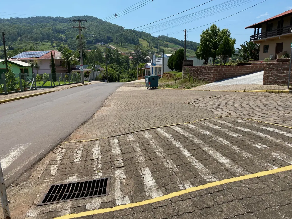 LOTE 001 - Imóvel urbano com área de 632,20 m2, Consta averbada a área de 587,53 m2, para fins comerciais