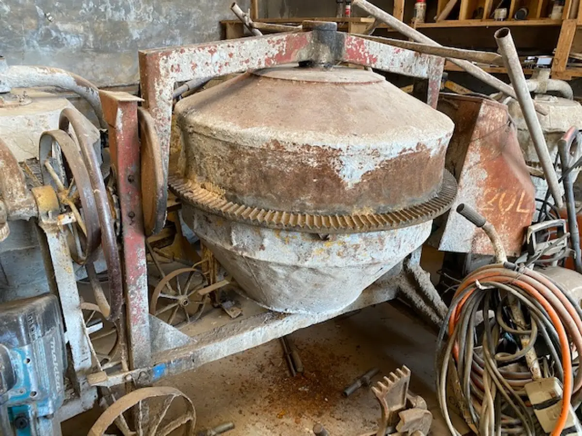 LOTE 023 - Betoneira