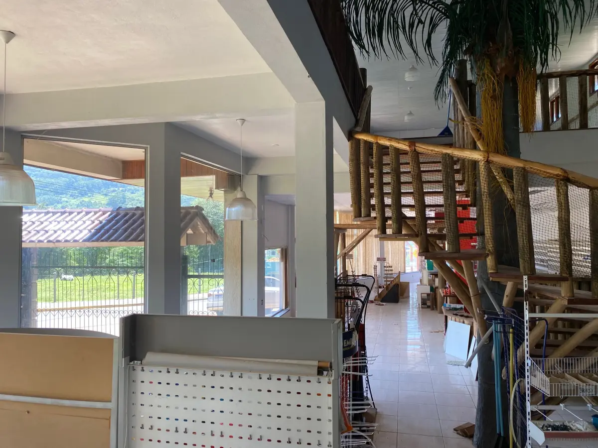 LOTE 001 - Imóvel urbano com área de 632,20 m2, Consta averbada a área de 587,53 m2, para fins comerciais