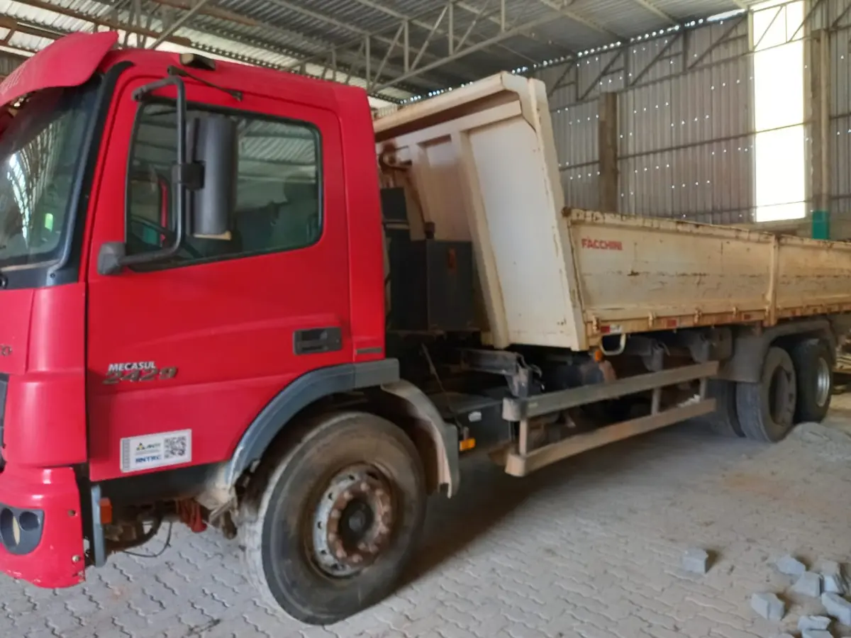 LOTE 002 - Lote de veículos englobados (caminhões e kombi)