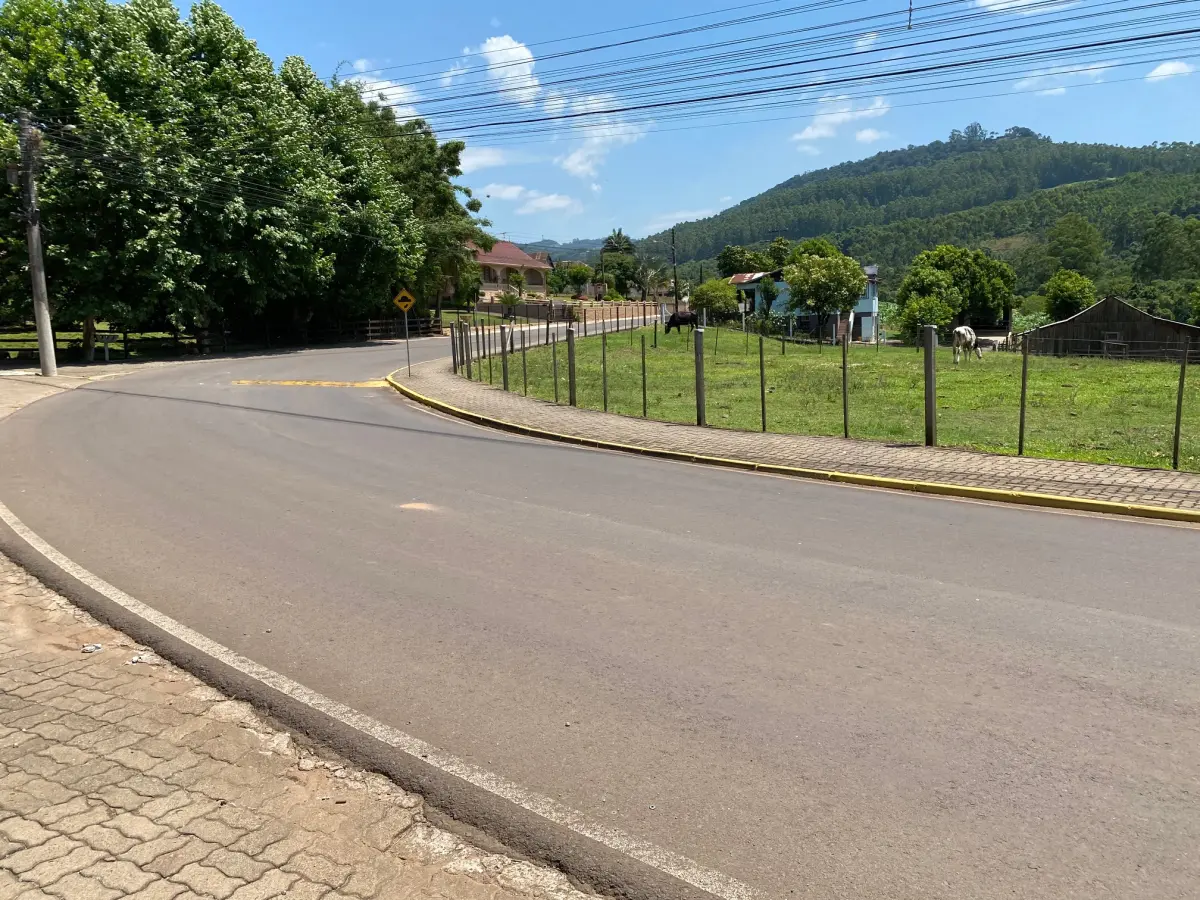 LOTE 001 - Imóvel urbano com área de 632,20 m2, Consta averbada a área de 587,53 m2, para fins comerciais