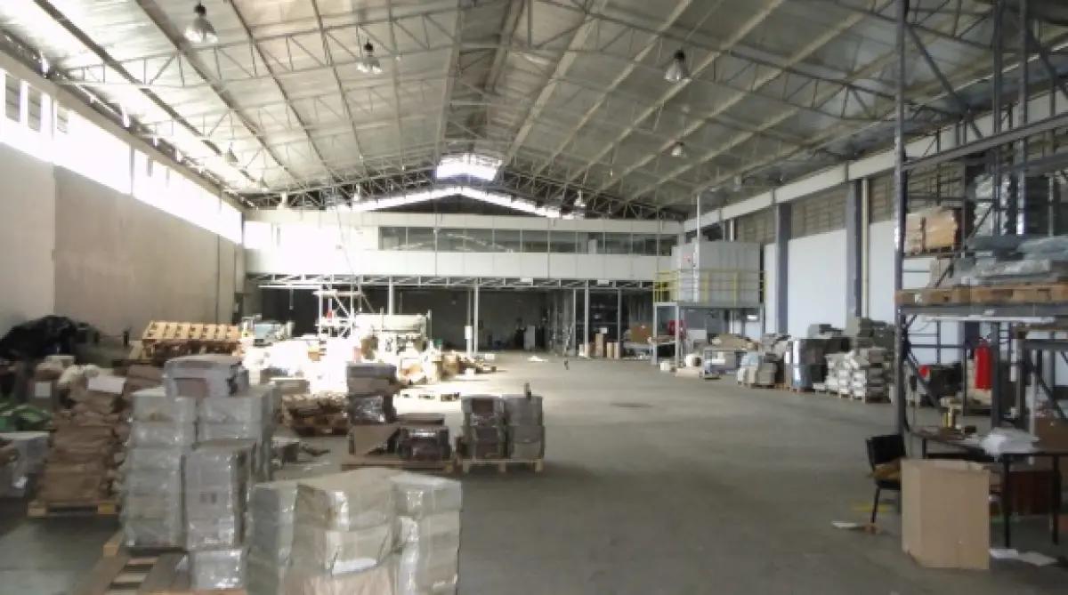 LOTE 001 - PAVILHÃO INDUSTRIAL BEM CONSTRUÍDO E FINAMENTE DECORADO