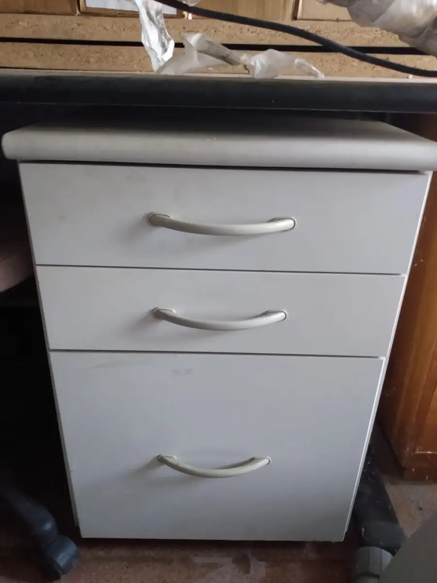 LOTE 09 - armário arquivo, com três gavetas, com rodas na cor cinza