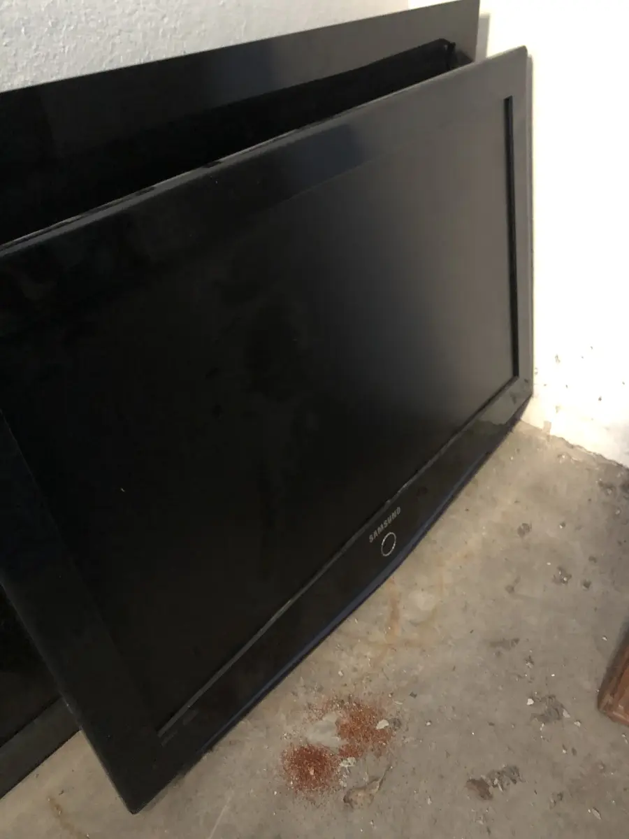 LOTE 021 - tv lcd 32 samsung e suporte de parede