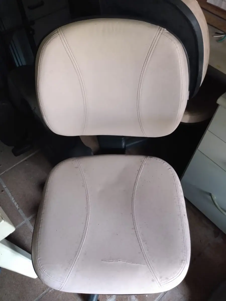 LOTE 08 - cadeiras de escritório na cor cinza, sendo duas com rosas e uma fixa