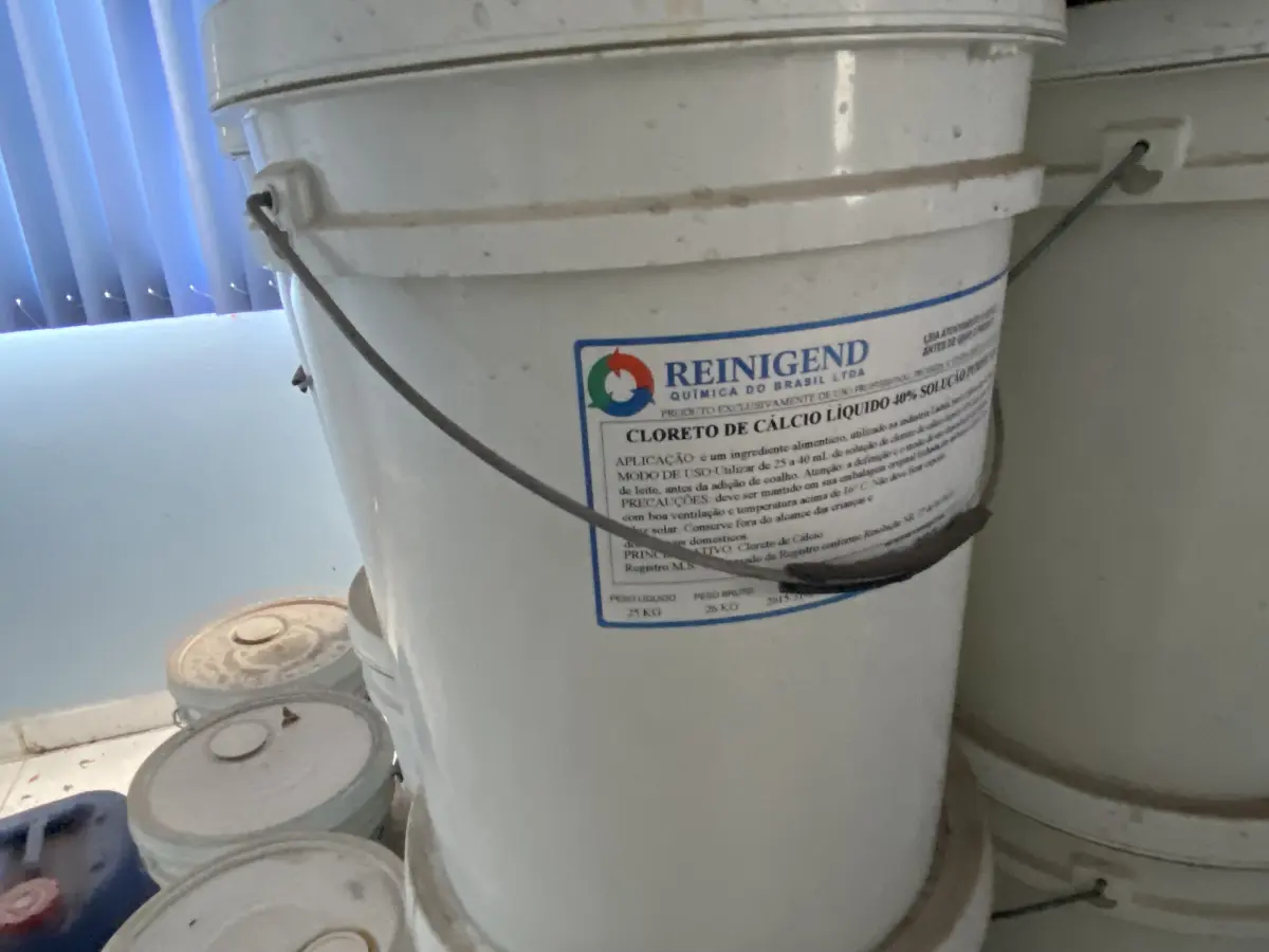 LOTE 061 - lote de bambonas e baldes com produtos quimicos