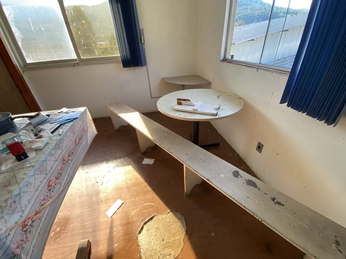 LOTE 078 - lote de móveis cinza, movel baixo, armario 2 portas, 2 mesinhas baixa e mesa redonda