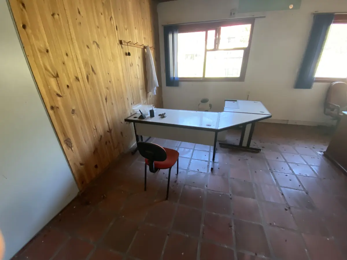 LOTE 080 - 2 mesa de escritorio em L, 6 cadeiras azul laranja e vermelha, um armario com 2 portas e 3 prateleiras