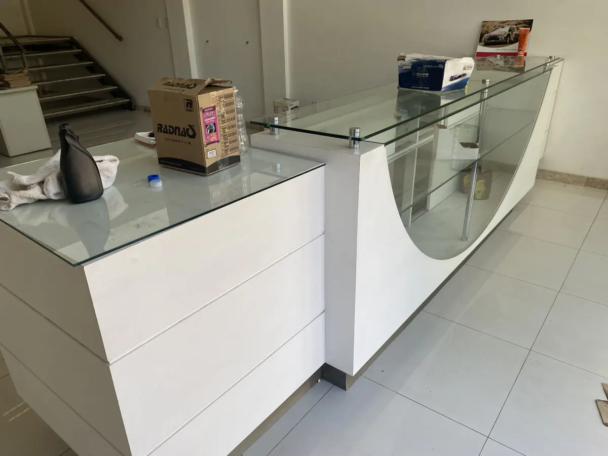 LOTE 10 - MÓVEIS EQUIPAMENTOS - vários itens junto ao prédio