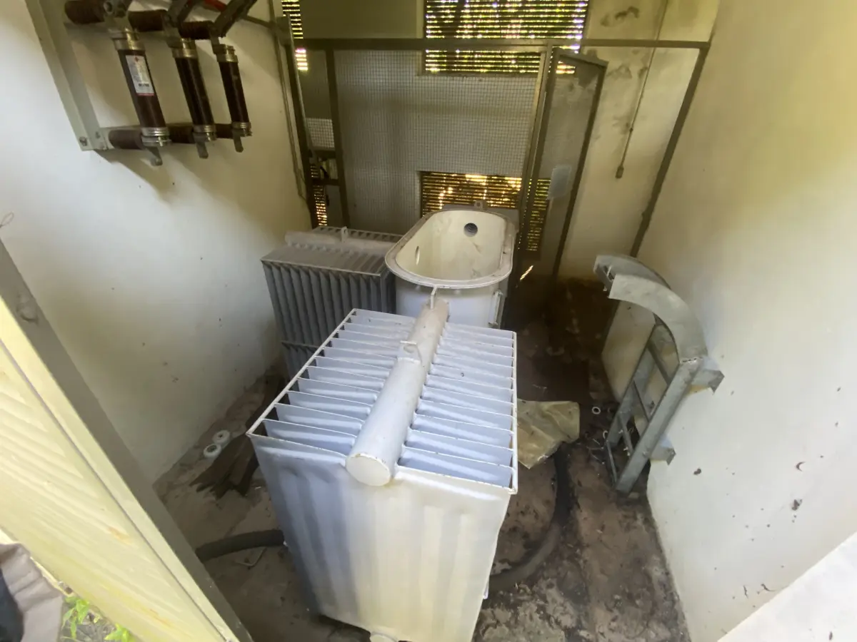 LOTE 052 - sucata de 2 transformadores de alta tensao