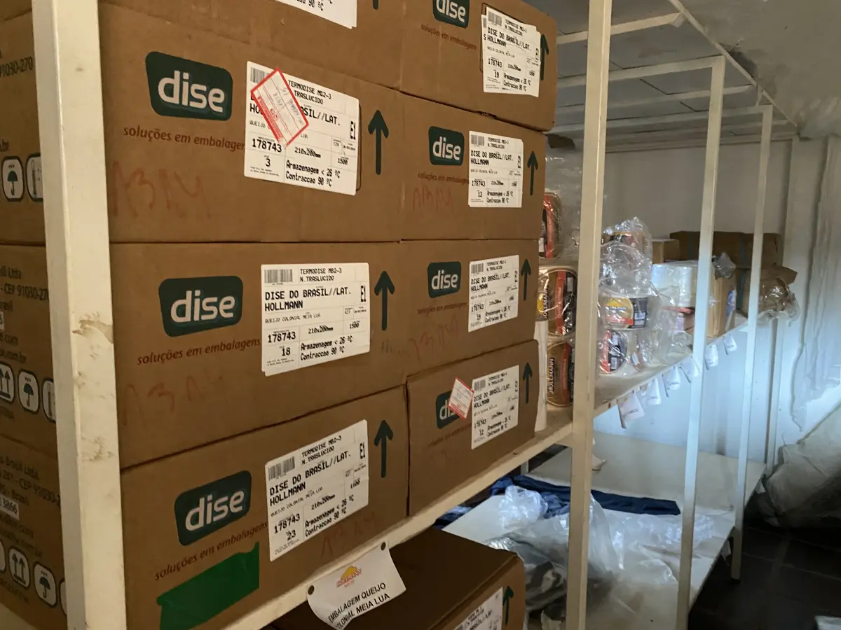 LOTE 059 - lote do almoxarifado, prateleiras com alguns produtos quimicos, filmes e etiquetas muito poucos