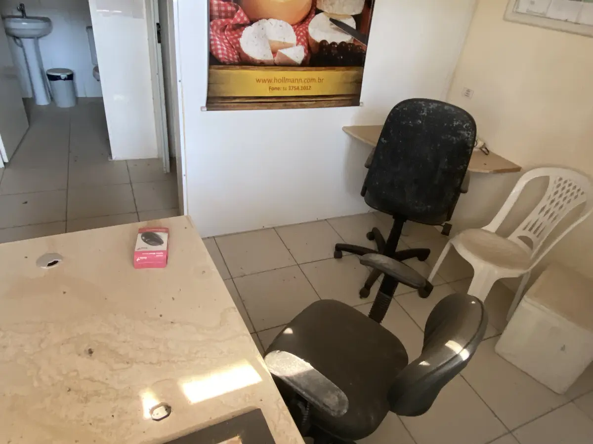 LOTE 063 - lote de mesa bege, cadeiras e armário tipo escaninho bege com gavetas