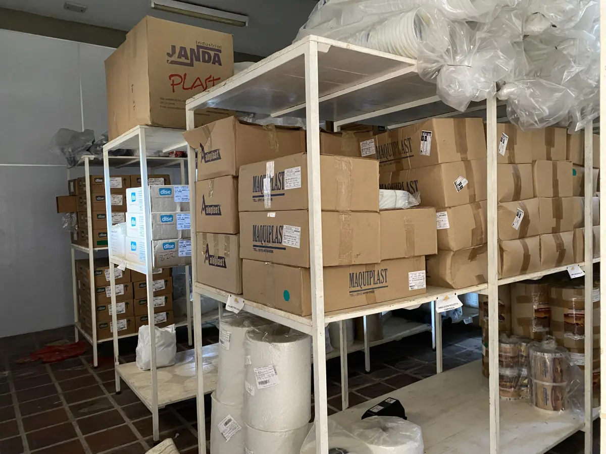 LOTE 059 - lote do almoxarifado, prateleiras com alguns produtos quimicos, filmes e etiquetas muito poucos