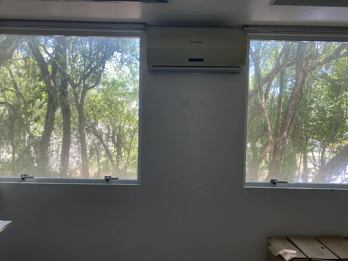 LOTE 10 - MÓVEIS EQUIPAMENTOS - vários itens junto ao prédio