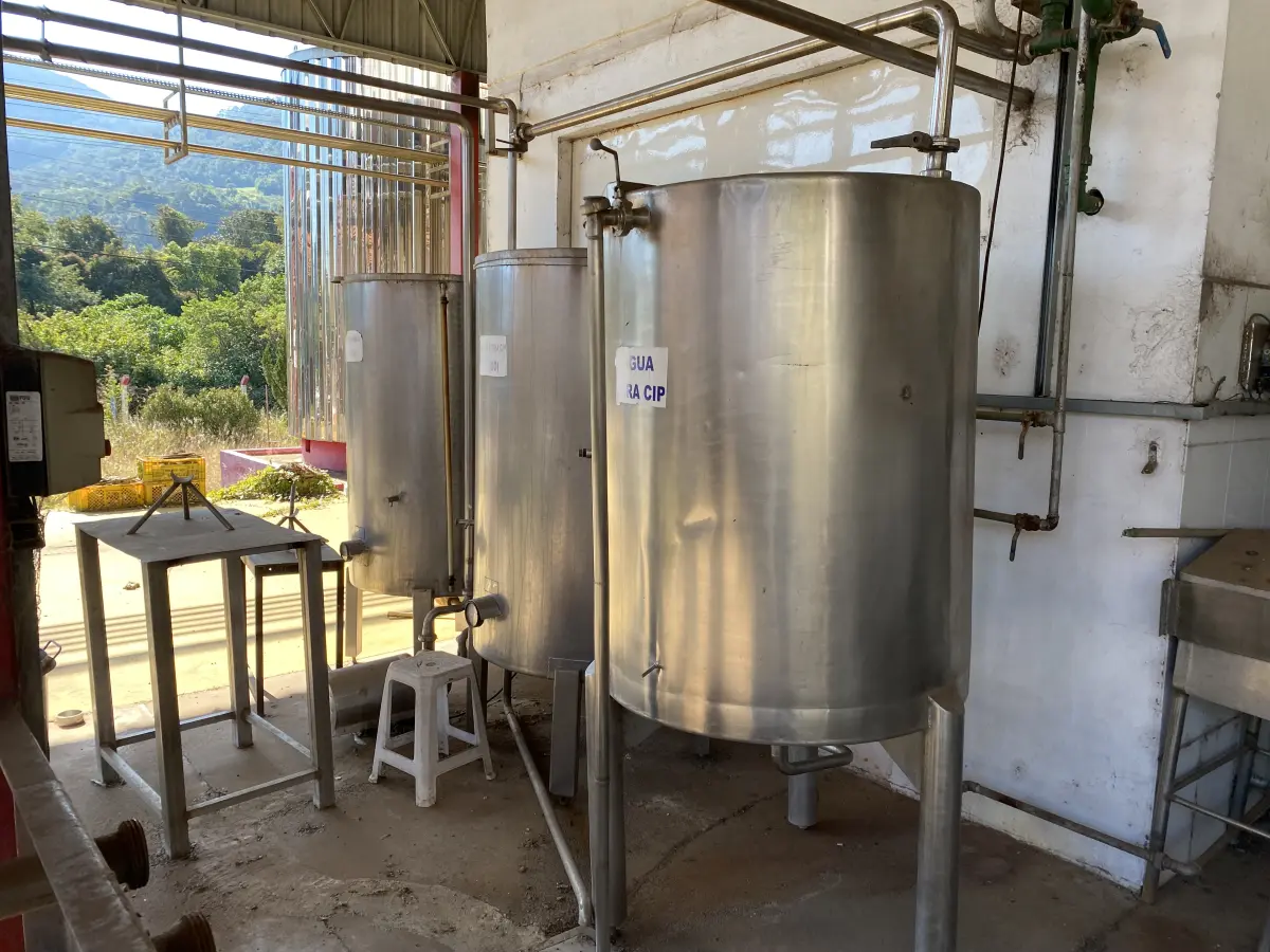 LOTE 010 - 03 Tanque de aço inox 800 litros (sistema de limpeza CIP soda e ácido) – Recepção