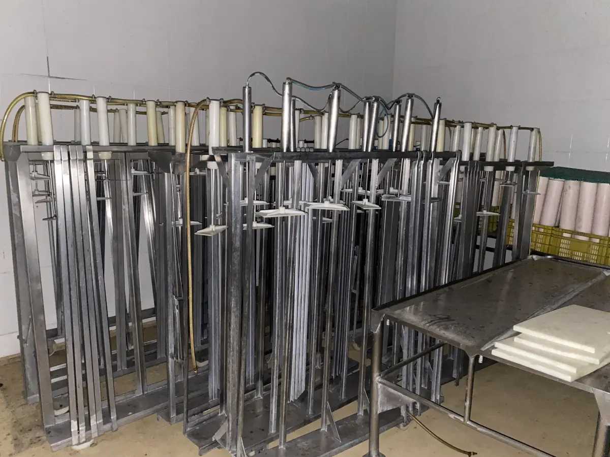 LOTE 084 - 7 prensas diversas para queijo