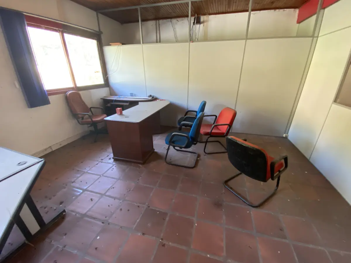 LOTE 080 - 2 mesa de escritorio em L, 6 cadeiras azul laranja e vermelha, um armario com 2 portas e 3 prateleiras