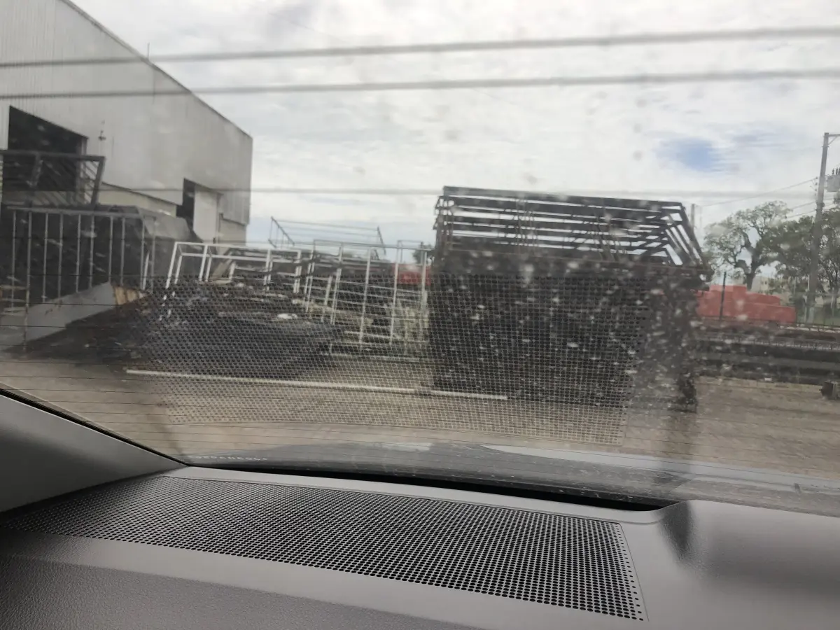 LOTE 001 - Lote de Estruturas metálicas em formato curvo e demais estruras localizados na parte externa 