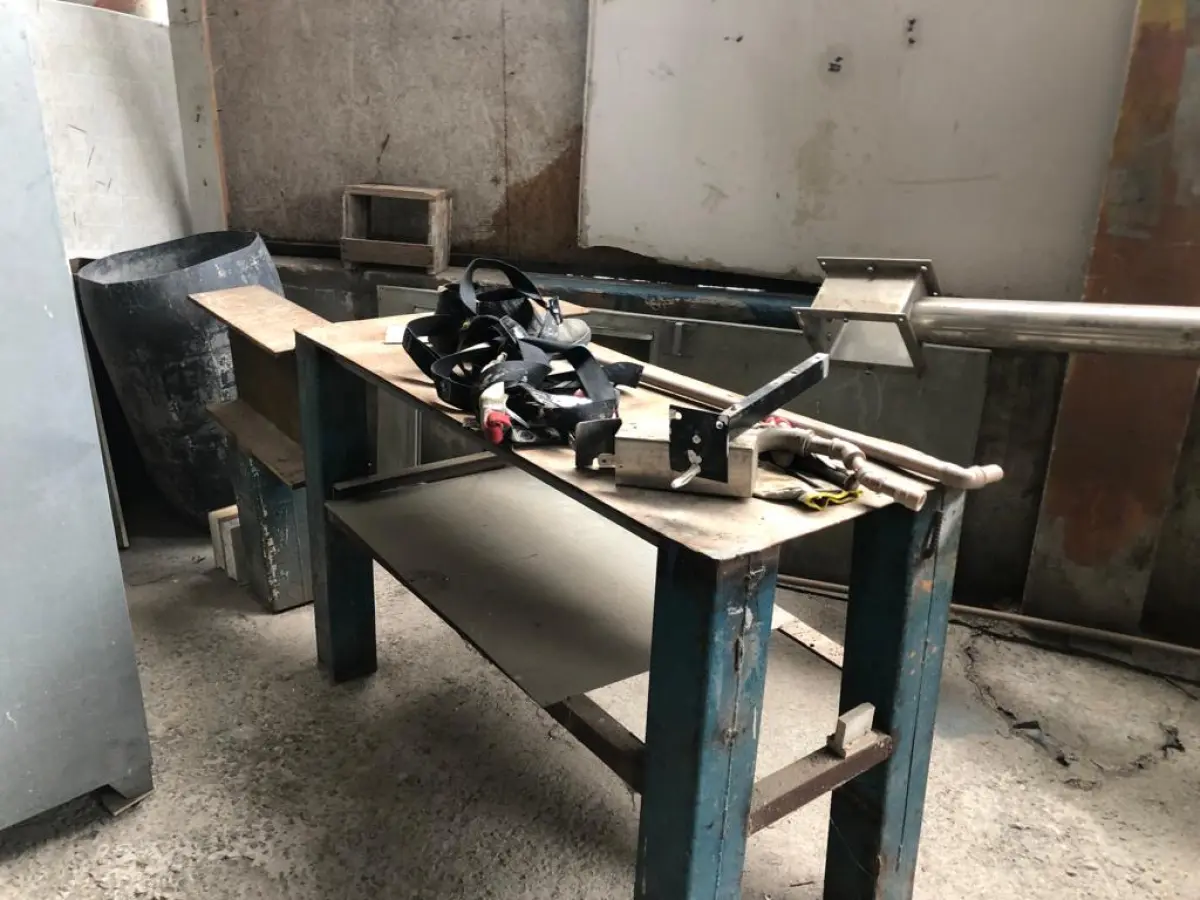 LOTE 050 - Lote de sucatas: mesas, cadeiras, armarios, inox, madeiras, etc 