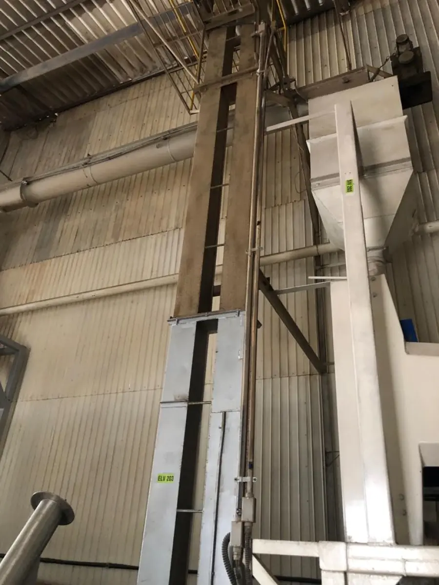 LOTE 044 - ELEVADOR CANECO 4 MTS COM MOTOR , ANO 2008