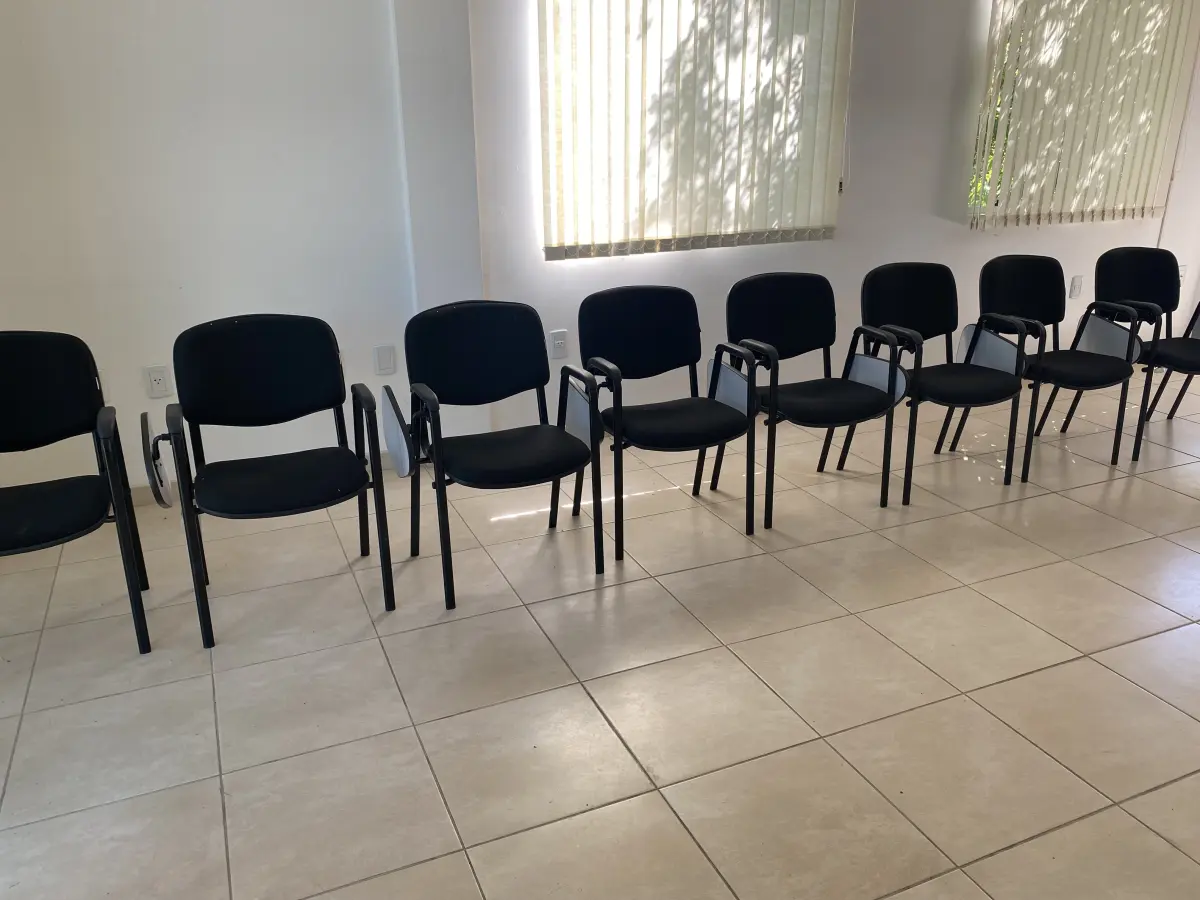 LOTE 10 - MÓVEIS EQUIPAMENTOS - vários itens junto ao prédio