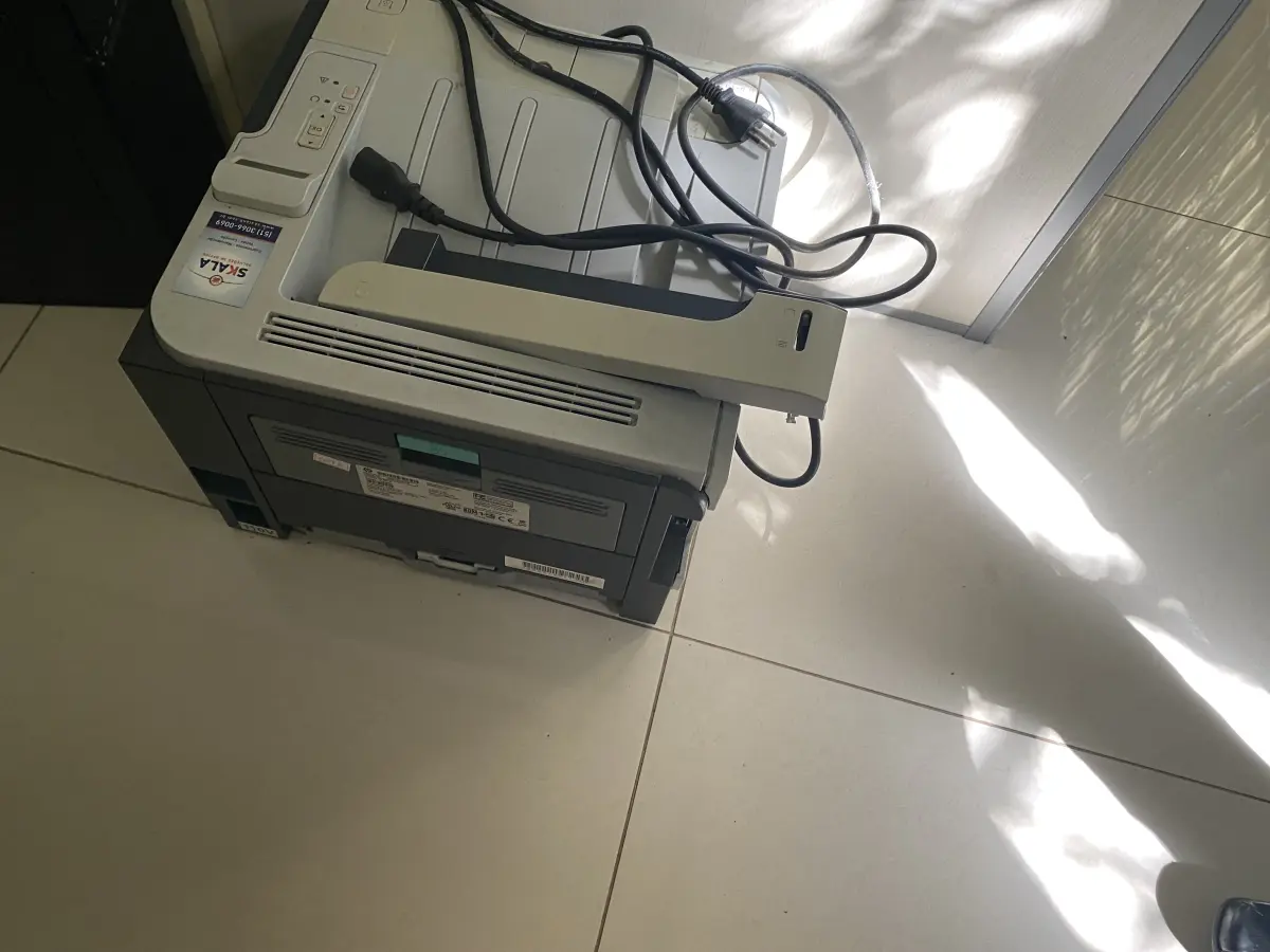 LOTE 10 - MÓVEIS EQUIPAMENTOS - vários itens junto ao prédio