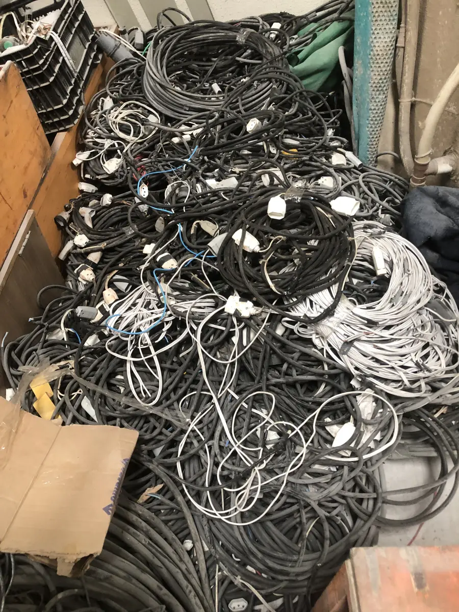 LOTE 075 - Lote com almofadas, caixas de madeira, movel com carregadores de celular, bancadas, expositores, cadeiras, mesas, ventiladores umidificadores, maquinas de lavar, mesas, bancos, sofá, refletores, fios, mangueiras, banheira,