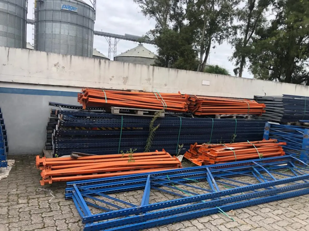 LOTE 052 - Lote com prateleiras para paletes - DESMONTADAS