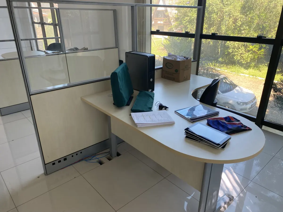 LOTE 10 - MÓVEIS EQUIPAMENTOS - vários itens junto ao prédio