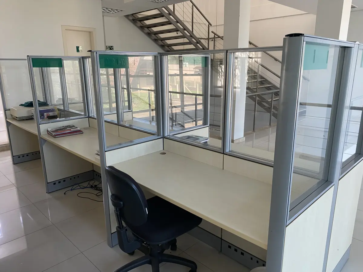 LOTE 10 - MÓVEIS EQUIPAMENTOS - vários itens junto ao prédio