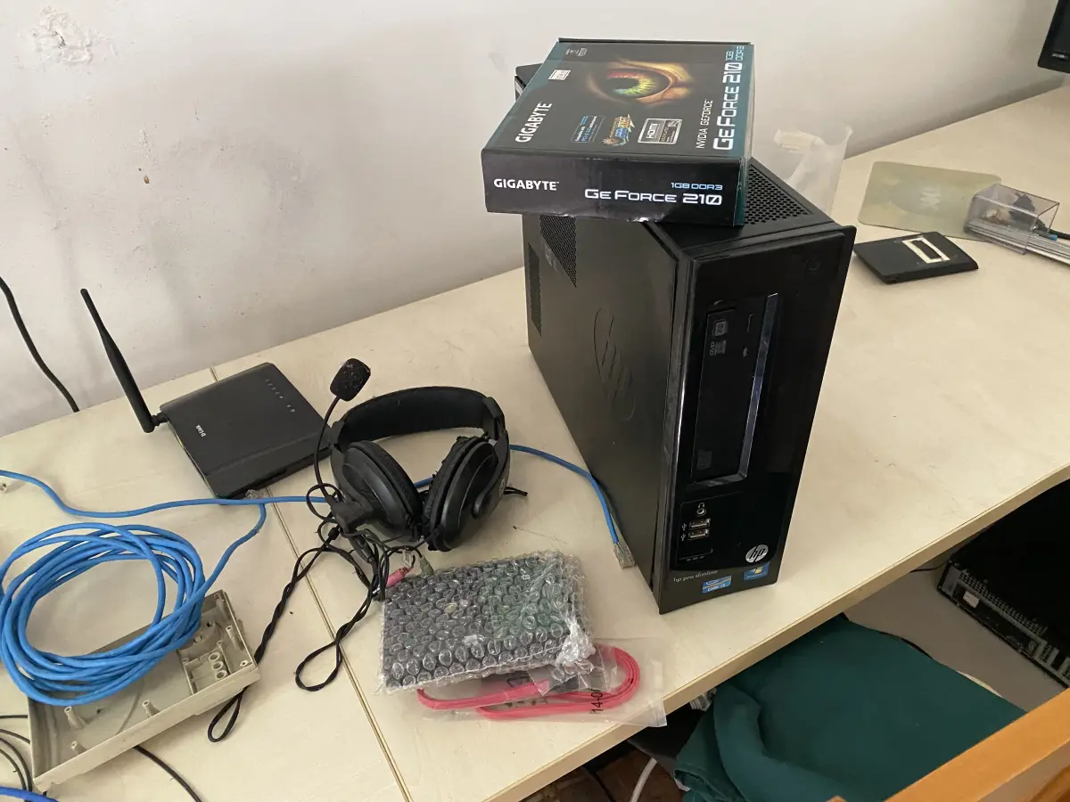 LOTE 10 - MÓVEIS EQUIPAMENTOS - vários itens junto ao prédio