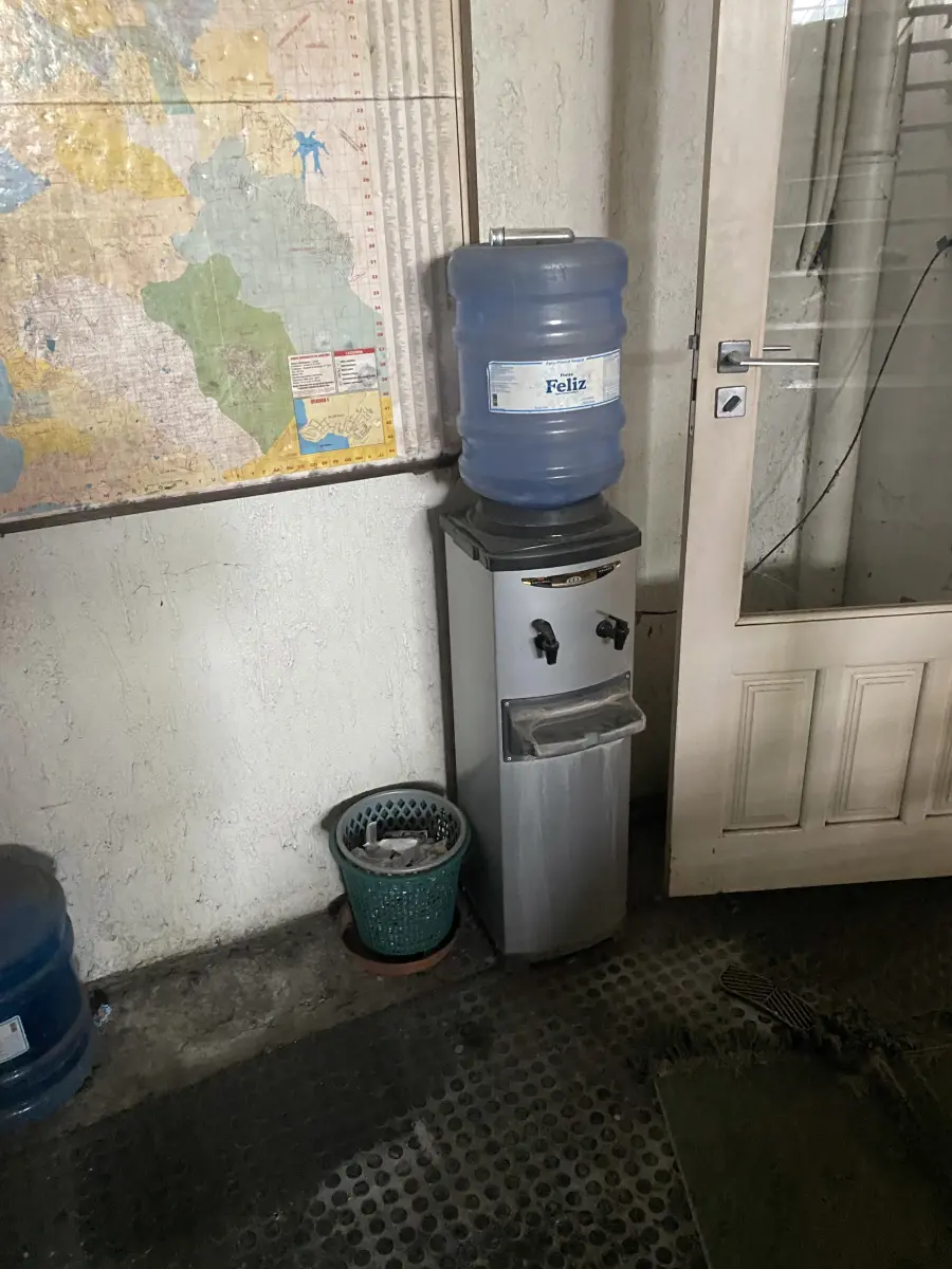 LOTE 10 - MÓVEIS EQUIPAMENTOS - vários itens junto ao prédio