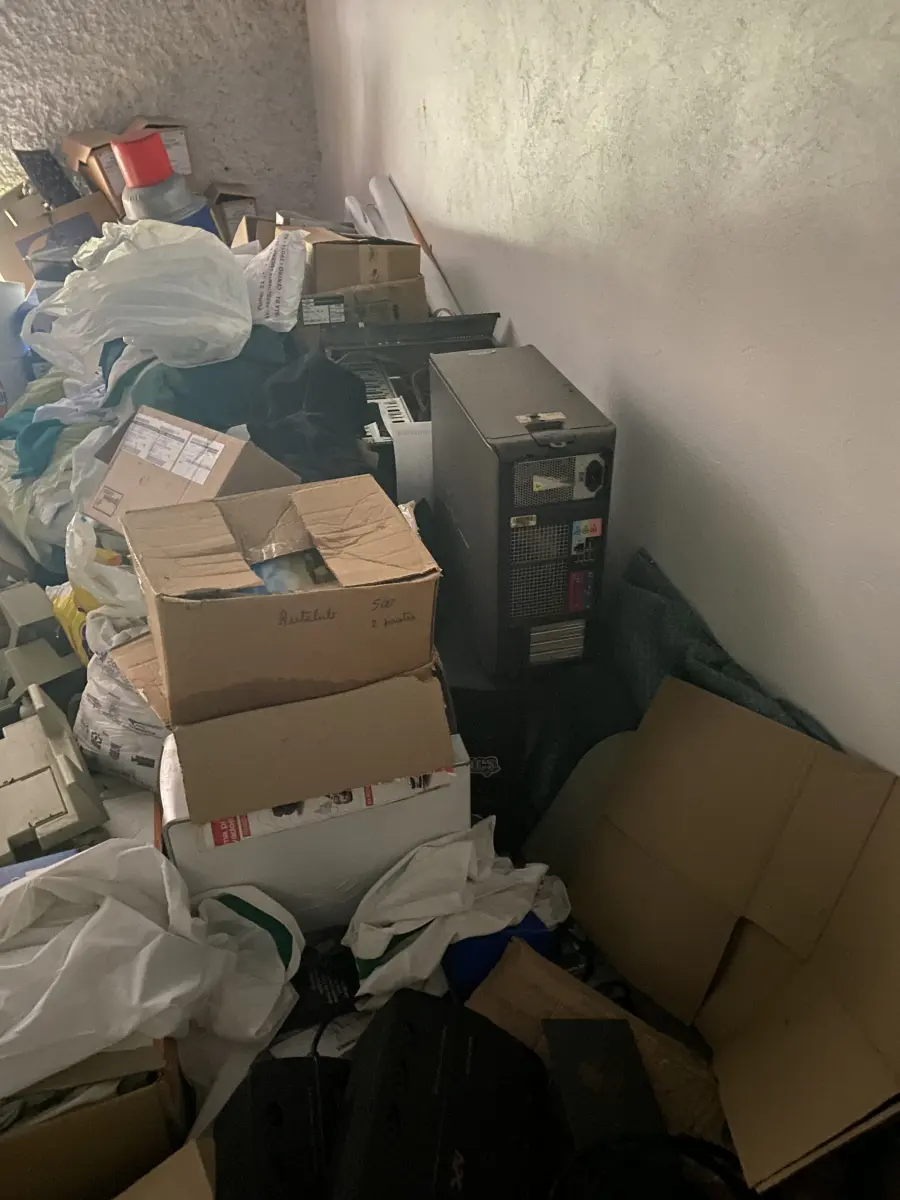 LOTE 10 - MÓVEIS EQUIPAMENTOS - vários itens junto ao prédio