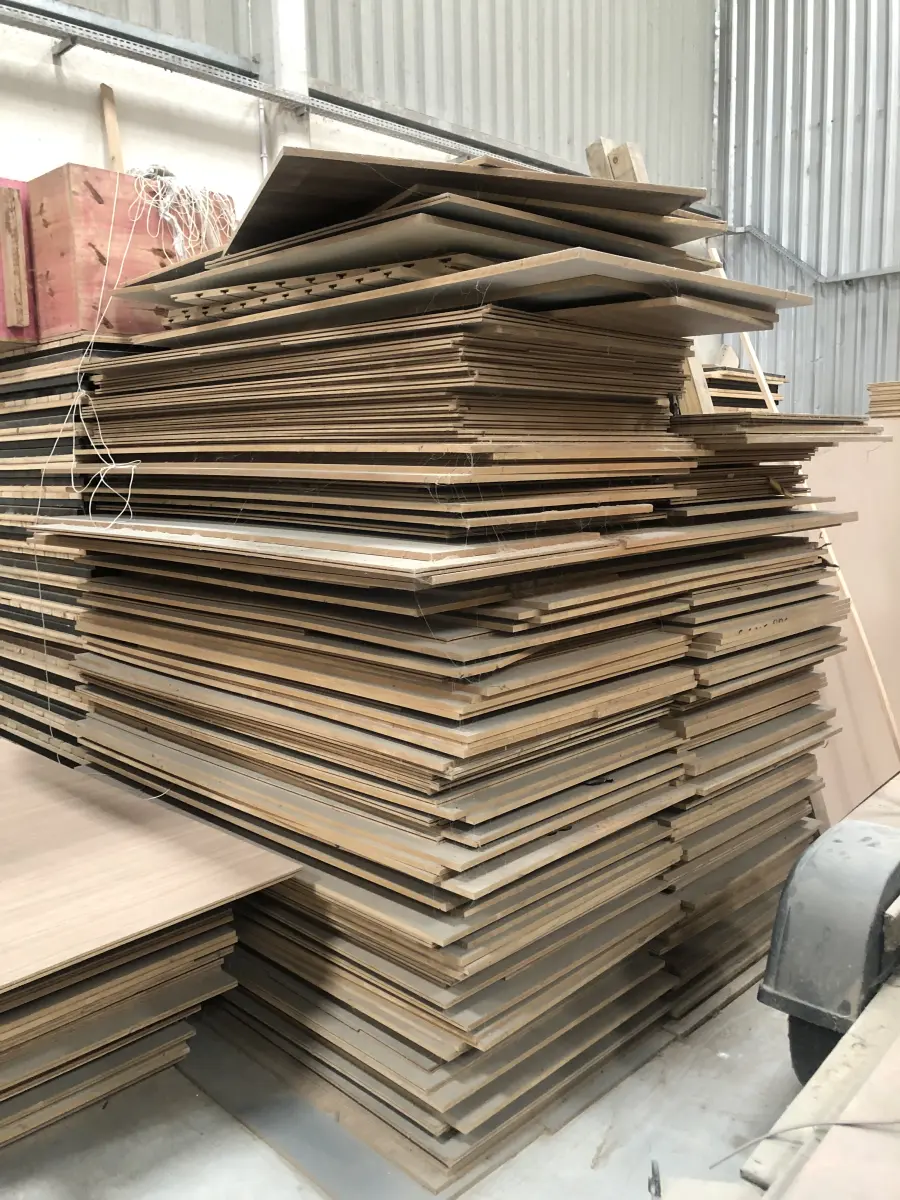 LOTE 020 - Lote com placas em mdf e compensado novas 