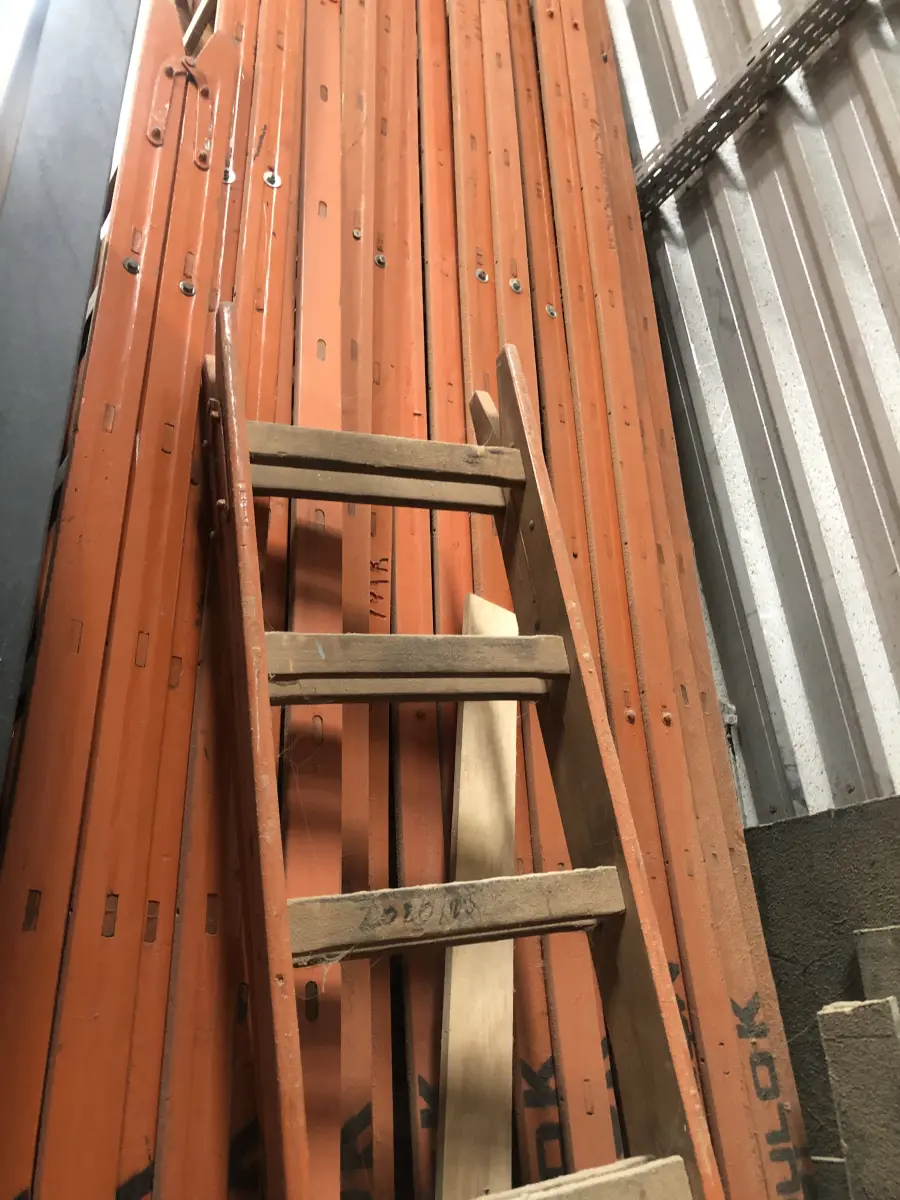 LOTE 004 - Lote de escadas de madeira