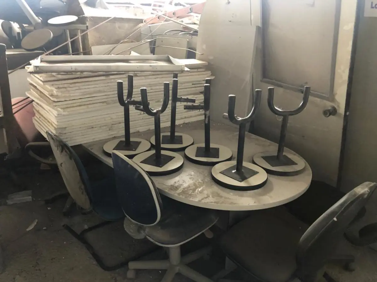 LOTE 050 - Lote de sucatas: mesas, cadeiras, armarios, inox, madeiras, etc 