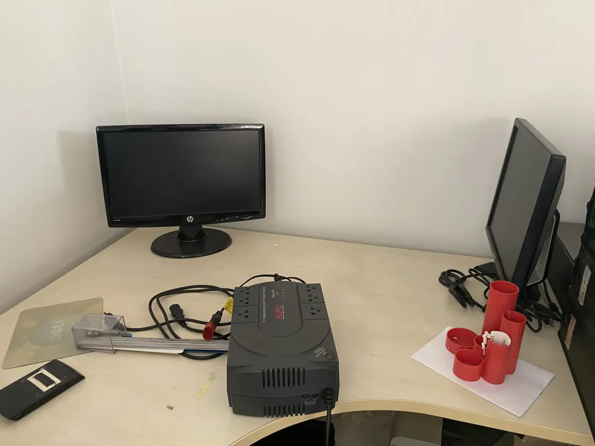 LOTE 10 - MÓVEIS EQUIPAMENTOS - vários itens junto ao prédio