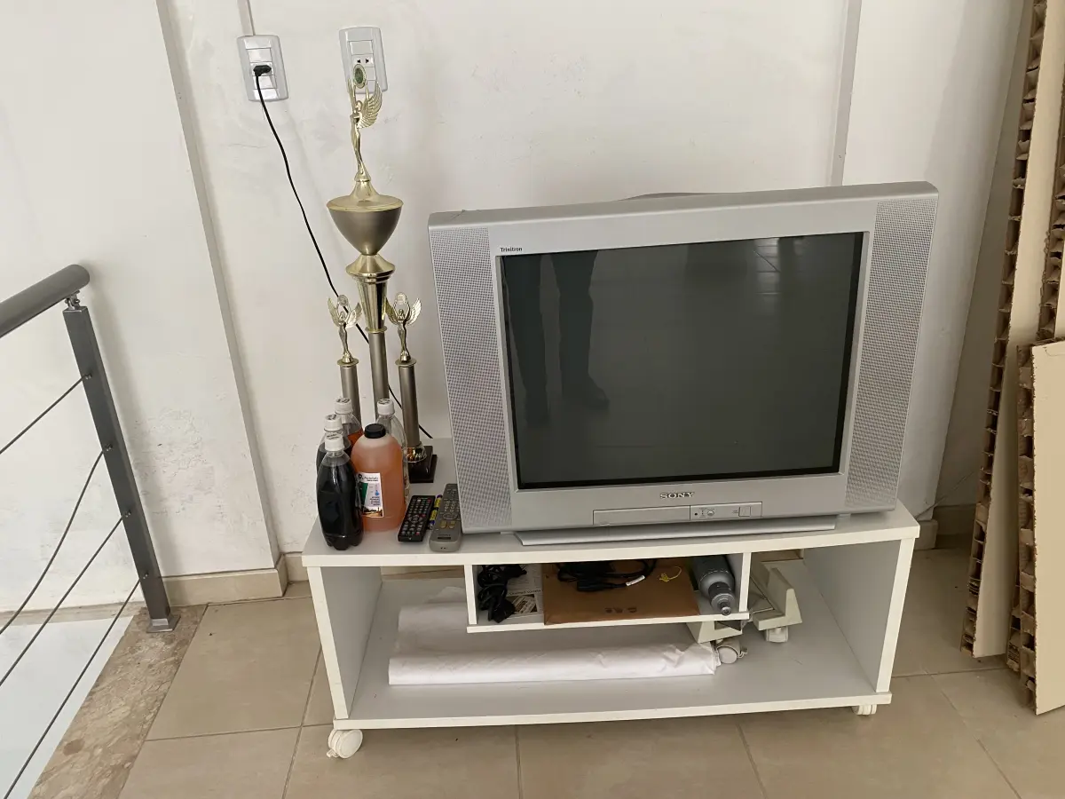 LOTE 10 - MÓVEIS EQUIPAMENTOS - vários itens junto ao prédio