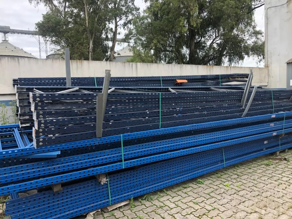 LOTE 052 - Lote com prateleiras para paletes - DESMONTADAS