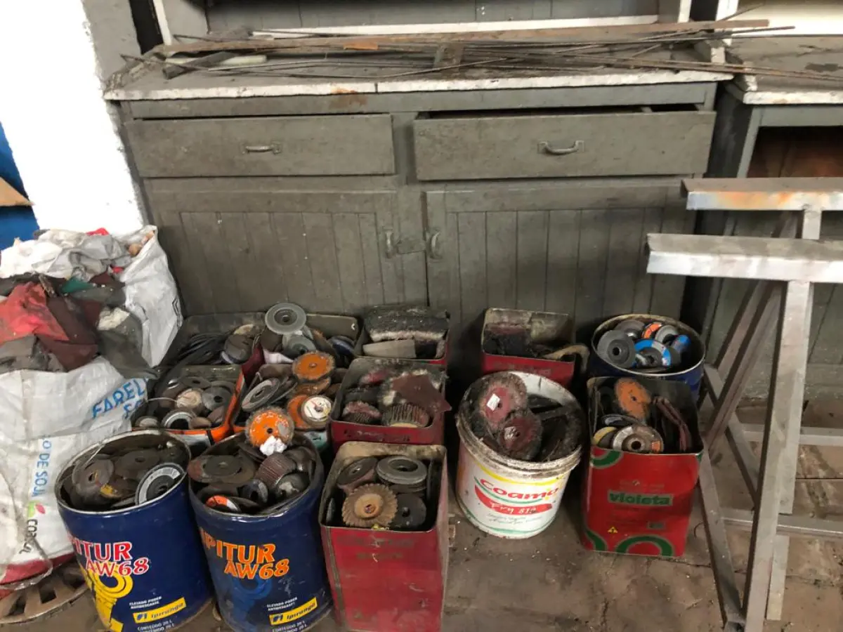 LOTE  - PRATELEIRAS, BANCADAS, ETC