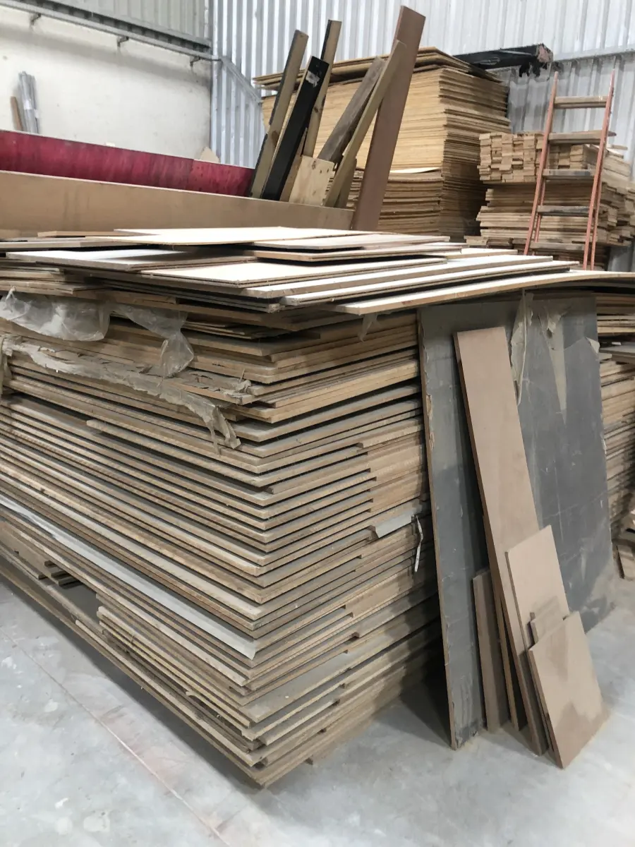 LOTE 024 - Lote de placas de mdf usadas 