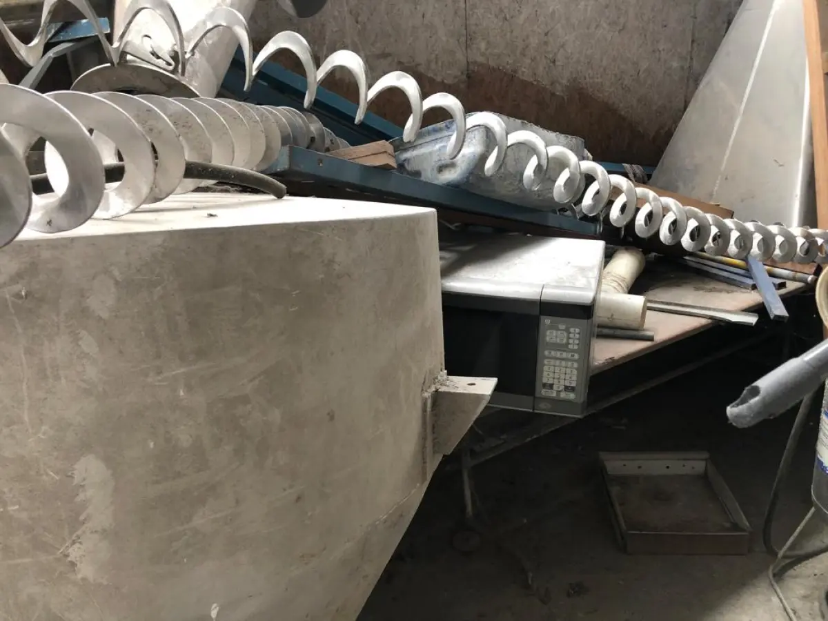 LOTE 050 - Lote de sucatas: mesas, cadeiras, armarios, inox, madeiras, etc 