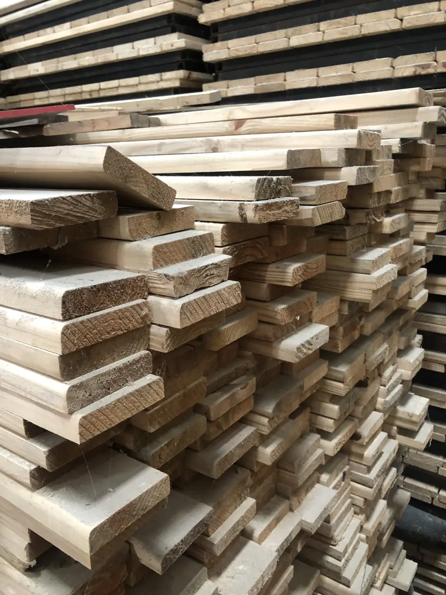 LOTE 021 - Lote de ripas de madeira 